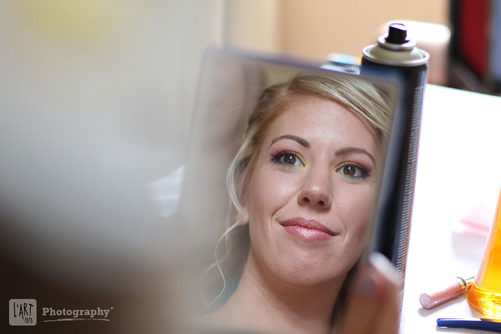 Menyasszonyi smink ellenőrzés a tükörben