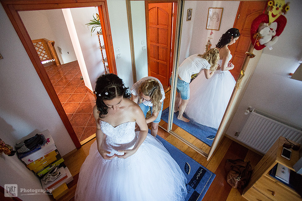Menyasszony öltöztetés tükör előtt